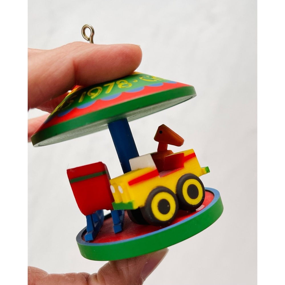 Set Of 2 Vintage Hallmark Tree Trimmer Ornaments 1980 Teapot & 1978 Carousel - Picture 7 of 13